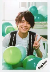 【中古】生写真(ジャニーズ) Sexy Zone/松島聡/上半身・白黒衣装・左手ピース・前に緑の風船/17春コンサートパンフ＆グッズ撮影オフショット/公式生写真