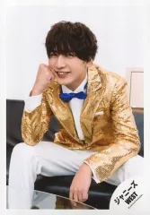 【中古】生写真(ジャニーズ) ジャニーズWEST/藤井流星/膝上・座り・衣装金・白・右手グー頬/「ジャニーズWEST LIVE TOUR 2019 WESTV!」グッズオフショット/公式生写真