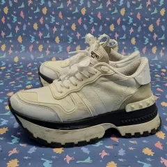 未使用級✨VALENTINO GARAVANI レザースニーカー パンチングロゴ ヴァレンティノ(VALENTINO) メンズ 靴 スニーカー ロゴ 2color