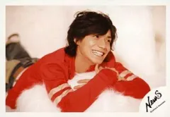 【中古】生写真(ジャニーズ) NEWS/錦戸亮/横型/衣装赤/寝そべり/公式生写真