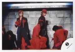 【中古】生写真(ジャニーズ) Kis-My-Ft2/藤ヶ谷太輔・北山宏光/横型・ライブフォト・膝上・衣装黒・帽子赤・北山右手帽子・手前にメンバー・背景グレー/公式生写真