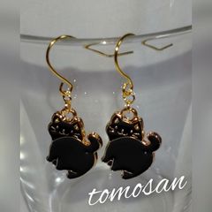 振り向き黒猫ちゃんピアス(イヤリング他変更可能)