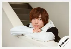 【中古】生写真(ジャニーズ) Travis Japan/七五三掛龍也/横型・バストアップ・衣装黒.白・両手重ね・階段/「Travis Japan LIVE TOUR 2020 ENTER 1234567」グッズオフショット/公式生写真