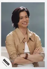 【中古】生写真(ジャニーズ) 嵐/松本潤/上半身・腕組み・ジャケットベージュ・目線右/公式生写真