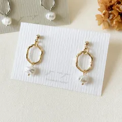 43.小ぶり ゴールドフープメタルチャームと一粒パールのイヤリング   ハンドメイド オフィスカジュアル