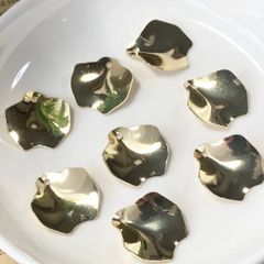 大【10個】メタルパーツ 花びら 1穴