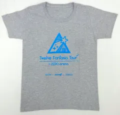 【中古】Tシャツ(キャラクター) [単品] ロゴデザイン Twelve FantasiaツアーTシャツ グレー 女性Mサイズ 「PS Vitaソフト アイドリッシュセブン Twelve Fantasia! 限定版」 同梱特典