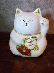 有田焼　招き猫　色絵椿　黒田一楽作