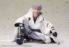 【中古】生写真(男性) 岡宮来夢(鶴丸国永)/横型・全身・キャラクターショット/「ミュージカル『刀剣乱舞』 鶴丸国永 大倶利伽羅 双騎出陣 ～春風桃李巵～」ブロマイド 戦闘ver.