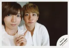 【中古】生写真(ジャニーズ) Travis Japan/七五三掛龍也・中村海人/横型・バストアップ・衣装白・七五三掛左手指差し・中村目線上/「Ｊohnnys’ ISLAND セルフィー」/公式生写真(アイランドストア限定)