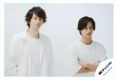 【中古】生写真(ジャニーズ) 関ジャニ∞/錦戸亮・大倉忠義/横型・上半身・衣装白・錦戸腕組み・右向き・背景白/シングル「ここに」MV＆ジャケ写オフショット/公式生写真