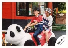 【中古】生写真(ジャニーズ) 関ジャニ∞/錦戸亮・安田章大/横型・全身・座り・衣装赤白・目線左・笑顔/公式生写真