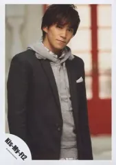 【中古】生写真(ジャニーズ) Kis-My-Ft2/千賀 健永/上半身・衣装黒・グレー・体右向き・背景白・赤/公式生写真