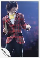 【中古】生写真(ジャニーズ) Hey! Say! JUMP/知念侑李/ライブフォト・膝上・赤黒チェック柄衣装・黄色のリボン・左手マイク・目線右・笑顔/公式生写真