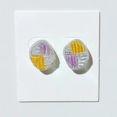 No.589　レジン　宝石型　左右非対称　おはじき風　黄色　紫　白　ピアス　イヤリング