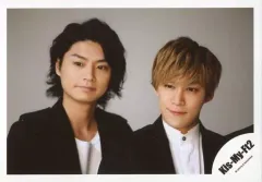 【中古】生写真(ジャニーズ) Kis-My-Ft2/千賀健永・横尾 渉/横型・バストアップ・衣装黒白・背景グレー/17夏 コンサートパンフ＆グッツ撮影オフショット/公式生写真