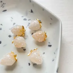 【2個】いちごチャーム 樹脂製 ホワイト