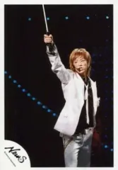 【中古】生写真(ジャニーズ) NEWS/小山慶一郎/ライブフォト・膝上・衣装白黒・右手上げ・目線左/公式生写真