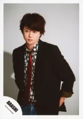 【中古】生写真(ジャニーズ) 嵐/櫻井翔/膝上・衣装黒・白・ネクタイ赤・両手後ろ・体左向き・背景白/「Are You Happy?」ジャケ写撮影＆「Don’t You Get It」PV撮影/公式生写真