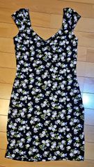 H&M！花柄のノースリーブワンピースです。