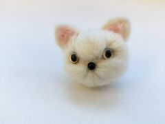 HA10-023　羊毛フェルト　白猫　ブローチ　動物