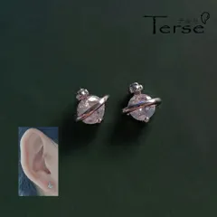 Terseカジュアルに取り込める神秘的な惑星モチーフスタッドピアス　土星をイメージした遊び心の有る枠に、キュービックジルコニア　一粒をセットした　石の裏面は、ジュエリーのように光を通す裏抜きが石の光を最大限に活かす演出です　小さいぶり 宇宙se0302as