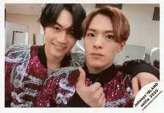 【中古】生写真(ジャニーズ) Travis Japan/松田元太・松倉海斗/横型・バストアップ・衣装黒・紫・松田左手肩・笑顔・松倉右手親指立て/Johnnys’ ISLAND セルフィー 2020/公式生写真