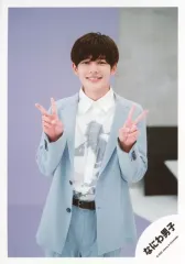 【中古】生写真(ジャニーズ) なにわ男子/長尾謙杜/膝上・衣装グレー.白・両手ピース・背景紫.グレー/Johnnys’ ISLAND STORE グッズオフショット’20夏/公式生写真