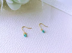 ターコイズブルービーズのゴールドＵ字ピアス　フック小さめ