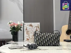 【今日特価】Dior ディオール ノマド シリーズ 牛皮のアームストラップが付属、多用途に使用可能