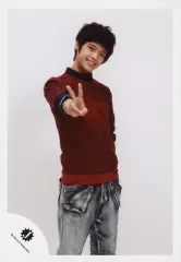 【中古】生写真(ジャニーズ) ジャニーズJr./菅田琳寧/膝上・衣装赤茶・右手ピース・顔傾げ・背景白/公式生写真