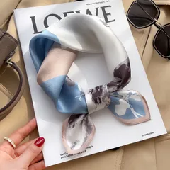 幾何学模様花柄シルク100%スカーフ 約53cm 正方形　絹製バンダナ　オシャレ　オーシーズン　エレガント　上品高級感