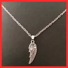 シルバーカラーのミニフェザーのネックレス★商品説明必読