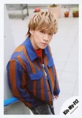 【中古】生写真(ジャニーズ) Kis-My-Ft2/千賀健永/膝上・衣装紫・オレンジ・右手ポケット・体右向き・カメラ目線/「Kis-My-Ft2 LIVE TOUR 2018 YOU＆ME Extra Yummy!!」グッズオフショット/公式生写真 