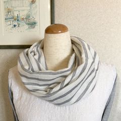 杢グレー×オフホワイトのボーダー柄ダブルガーゼスヌード、シングル、ねじりあり