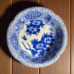 美品　古伊万里　陶器　年代物　盛り皿　角皿　八角絵皿　線画　山水の絵柄が素敵な 古伊万里 八角絵皿 [竹草花風景図] 染付 年代物 大皿 角皿 平皿