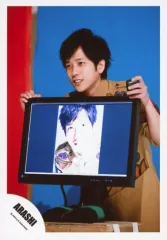 【中古】生写真(ジャニーズ) 嵐/二宮和也/膝上・衣装茶・両手モニター・体左向き・歯見せ・背景青赤/「Are You Happy?」ジャケ写撮影＆「Don’t You Get It」PV撮影/公式生写真