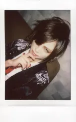 【中古】生写真(男性) ASTARIA/コーヤ/バストアップ・衣装黒・白・ネクタイ赤・右手顎・ソファ茶・アングル斜め/生チェキ