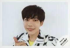 【中古】生写真(ジャニーズ) なにわ男子/長尾謙杜/横型・バストアップ・衣装白・黒・黄・右手親指立て・笑顔・背景白/「ジャニーズJr.8・8祭り～東京ドームから始まる～」セルフィー/公式生写真