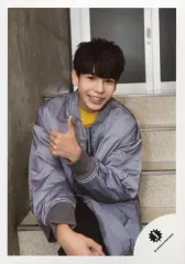 【中古】生写真(ジャニーズ) Snow Man/村上真都ラウール/膝上・衣装グレー・黄色・座り・左手親指立て・階段/「Snow Man LIVE 2019 ～ 雪 Man in the Show ～」 グッズオフショット/公式生写真