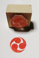 家紋スタンプ　『左三つ巴』　2.0ｃｍｘ2.0ｃｍ