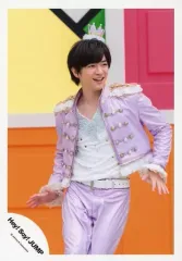 【中古】生写真(ジャニーズ) Hey! Say! JUMP/知念侑李/膝上・衣装紫・顔右向き・両手腰の横・体左に傾け・背景オレンジ・黄/「Chau#」PV＆ジャケ写撮影/公式生写真