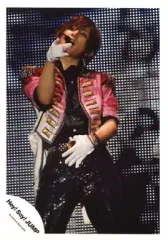 【中古】生写真(ジャニーズ) Hey! Say! JUMP/山田涼介/ライブフォト・膝上・ジャケットピンク・シャツ黒・右手指差し・首傾げ/公式生写真