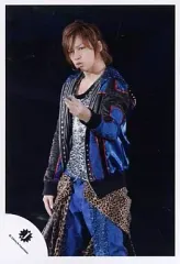 【中古】生写真(ジャニーズ) Kis-My-Ft2/千賀健永/ライブフォト・膝上・衣装青・左手前・イヤホンマイク・背景黒/公式生写真