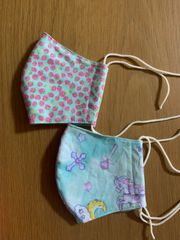 ハンドメイド幼児用マスク　2つ☆   エメラルドグリーンイチゴ柄／エメラルドグリーンユニコーン柄