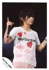 【中古】生写真(ジャニーズ) Hey! Say! JUMP/山田涼介/ライブフォト・上半身・Tシャツ白・ズボンピンク・右手マイク・指差し・目線右/公式生写真