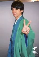 【中古】生写真(ジャニーズ) 関ジャニ∞/大倉忠義/上半身・着物緑・左手ピース・体左向き・背景グレー/デビュー10周年記念コンサート「十祭」