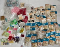 未使用 保管品 ビーズ 大量まとめ/スワロフスキー/パールビーズ/ガラス アクリルビーズ 色々 現状品 ラメ梵天等おまけ付き 手芸 ハンドメイド アクセサリー 材料