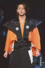 【中古】生写真(ジャニーズ) Kis-My-Ft2/藤ヶ谷太輔/ライブフォト・膝上・衣装黒・オレンジ・両手グー・2Lサイズ/滝沢演舞城 ’09 タッキー＆Lucky LOVE/公式生写真