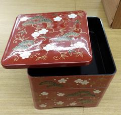 五寸角本重三段重　うるし各洗朱　唐草松竹梅 引き出物（名入り）重箱３段　15cm角